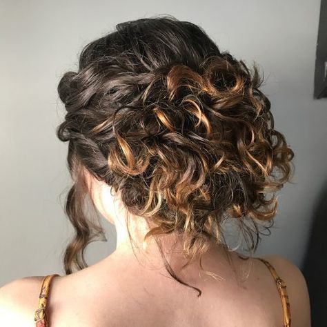 simple curly updos - Google Search Prom Hair Updo Curly, Prom Hair Tutorial, Curly Prom Hair, Cute Prom Hairstyles, Prom Hair Medium, Prom Hair Updo, Messy Updo, Prom Hairstyles For Short Hair, Curly Hair Updo