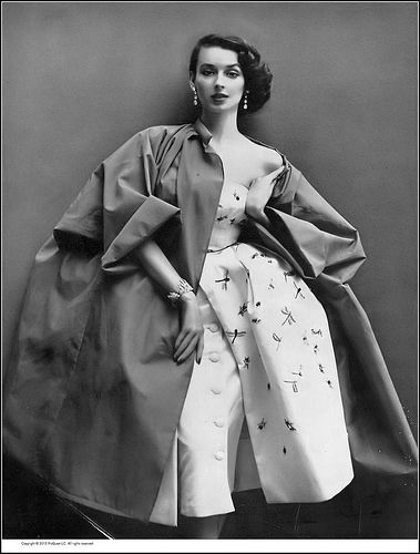 Dorian Leigh in Dior's dinner dress of white piqué embroidered with dragonflies worn under a blue taffeta wrap-coat, photo by Richard Avedon, Paris, Harper's Bazaar, March 1951 Dior 1950, Dorian Leigh, Couture Dior, Glamour Vintage, Vintage Suit, Gaun Fashion, Look Retro, Richard Avedon, Dior Vintage