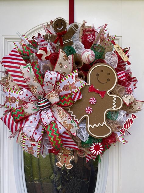 Christmas Door Design, Gingerbread Man Wreath, Gingerbread Christmas Wreath, Cookie Wreath, Xmas Colors, Diy Christmas Candy, Custom Wreaths, Gingerbread Wreath, Wreath Cookies