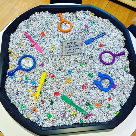 E Sensory Bin, Shredded Paper Activities, Letter T Sensory Bin, Letter Tuff Tray Ideas, Tuff Tray Ideas Preschool Sensory Table, Alphabet Tuff Tray Ideas, Sensory Tray Activities, Phonics Tuff Tray Ideas Eyfs, Sensory Tuff Trays