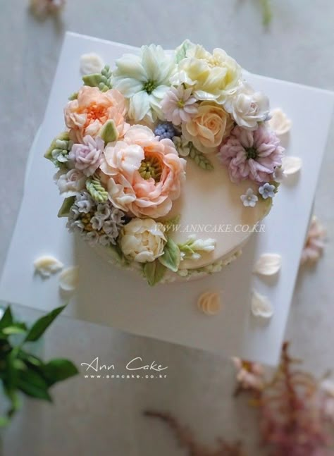 Flower Cake Buttercream, Cake And Flowers, Flower Cake Design, Korean Buttercream Flower, Buttercream Flower, Buttercream Flower Cake, Buttercream Cake Decorating, Cake Buttercream, Flower Cakes