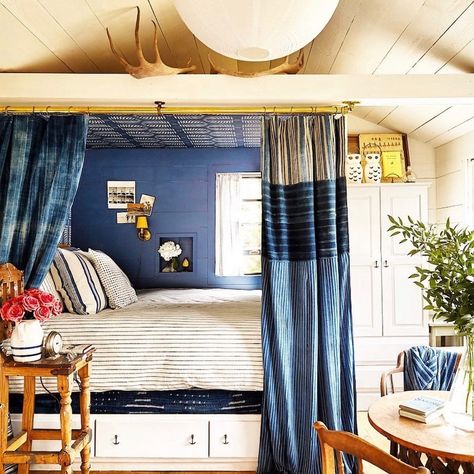 Rachel Gandin Mark (@casaraquelita) | Instagram Wallpaper Nook, Best Blue Paint Colors, Bed Nook, Coastal House, Lake Living, Guest Cottage, Family Rooms, Eclectic Home, Guest Bedrooms