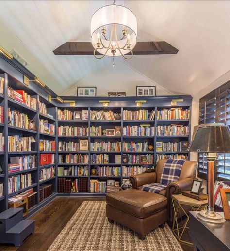 40 Dreamy Home Offices With Libraries For Creative Inspiration Modern Home Library Design, Small Home Library Design, Library Design Home, Modern Home Library, Small Home Library, Home Library Design Ideas, Transitional Home Office, Home Library Decor, Cozy Home Library