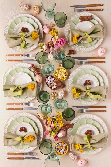 Easter Lunch Table, Easter Floral Centerpieces, Easter Dinner Table, Happy Easter Sunday, Fresh Tulips, Easter Decor Ideas, Spring Table Settings, Easter Lunch, Easter Breakfast