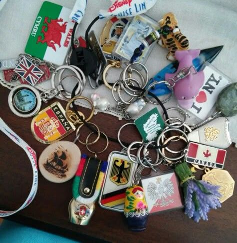 Souvenir keychains from the places I've been. Cool Souvenirs, Keychain Inspiration, Keychain Souvenir, Souvenir Keychain, Bag Contents, Inside My Bag, Cute Car Accessories, Makeup Looks Tutorial, Cute Cars