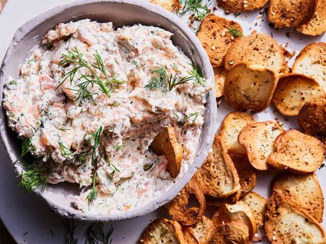 Smoked Salmon Dip with Bagel Crisps Bagel Crisps, Salmon Dip Recipes, Salmon Noodles, Aka Christmas, Fiesta Food, Canned Salmon Recipes, Smoked Salmon Bagel, Salmon Dip, Bagel Toppings