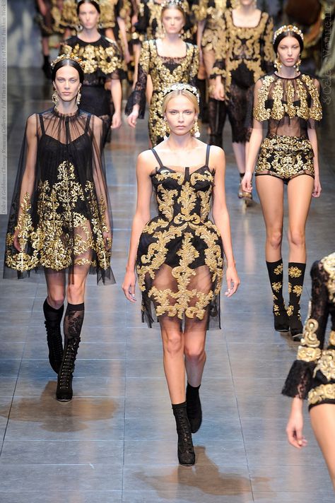 Pinterest: shaynoyman Gold Dresses, Diy Kostüm, Paris Mode, Milano Fashion Week, Milan Fashion Weeks, Cat Walk, Dolce E Gabbana, Baroque Fashion, Gold Fashion