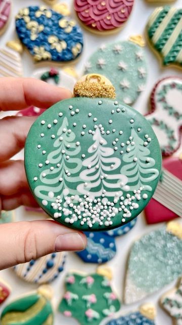 Holly Sugar Cookies Decorated, Wet On Wet Decorated Cookies, Christmas Plaque Cookies, Royal Icing Wet On Wet Designs, Wet On Wet Royal Icing Christmas, Royal Icing Christmas Cookies Tutorials, Snowflake Cookie Decorating Ideas, Flood Icing Christmas Cookies, Wet On Wet Christmas Tree Cookies