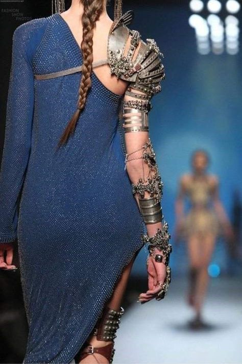 For the true fashionista, who may need to kick some major ass. For me then, perfect lol Steampunk Mode, Moda Medieval, Moda Steampunk, Haute Couture Style, Mode Steampunk, Paul Gaultier Spring, Mode Tips, Fest Outfits, Collection Couture