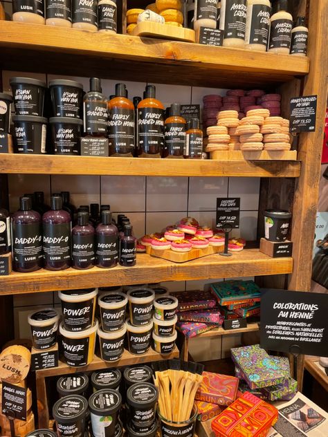 Lush Store, Fresh Cosmetics, Acid Bath, Lush Products, Lush Cosmetics, Craft Room Design, Retail Concepts, Elf Cosmetics, Handmade Cosmetics