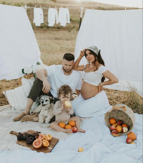 Newborn Beach Photography, Maternity Shoot Outfit, Picnic Photo Shoot, Picnic Photography, Pregnancy Announcement Photoshoot, Maternity Photography Poses Outdoors, Baby Announcement Photoshoot, Pregnancy Belly Photos, Maternity Photo Outfits