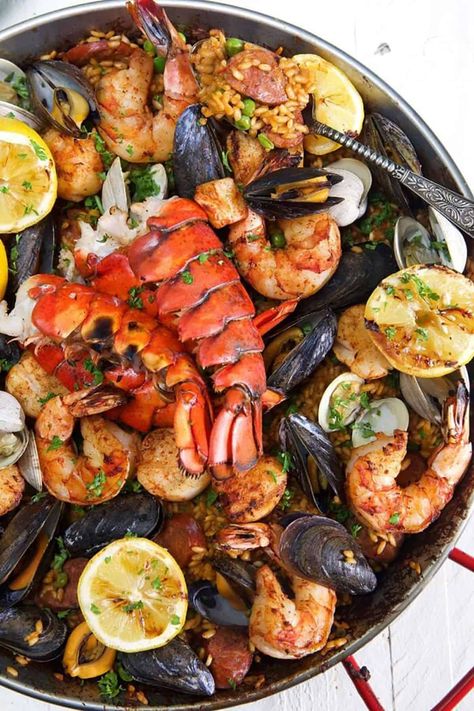 The BEST Grilled Seafood Paella recipe ever, so EASY to make. The perfect summer recipe for entertaining or a big family dinner! Seafood Stew Recipes, Paella Recipe Seafood, Bbq Seafood, Grilled Seafood Recipes, Spanish Paella, Seafood Paella, Paella Recipe, Seafood Recipes Healthy, Healthy Grilling Recipes