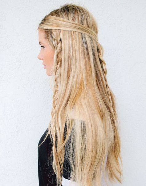 Braid a few sections of hair to get this hippie-inspired look. Cabelo Pin Up, Long Braided Hairstyles, Hippie Braids, No Heat Hairstyles, Hippie Hair, Braid Hairstyle, Cool Braid Hairstyles, Back To School Hairstyles, Easy Braids