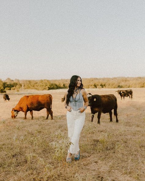 allll the smiles for friday and @laurenprovostphoto 🤍🪩🪶 • • • • • • • • • • • • • • • • • • •• • • ••• • #western #westernfashion… | Instagram Western Photography Outfits, Western Photoshoot Poses, Western Pictures Ideas, Senior Pictures Western, Western Graduation Pictures, Senior Picture Ideas Western, Best Photoshoot Ideas, Western Senior Pics, Vintage Western Outfits