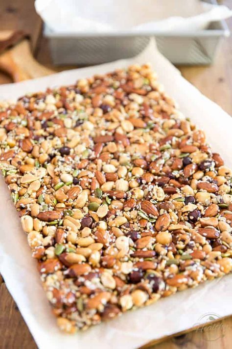 For Adam: chia seeds, craisins, dried pineapple (or maybe dried apple for fall taste), salty sweet, peanuts, almonds, walnuts Snack Bar Recipes, Healthy Snack Bars, Nut Bars, Plats Healthy, Healthy Granola Bars, Healthy Bars, Homemade Granola Bars, Vegan Snack, Granola Healthy