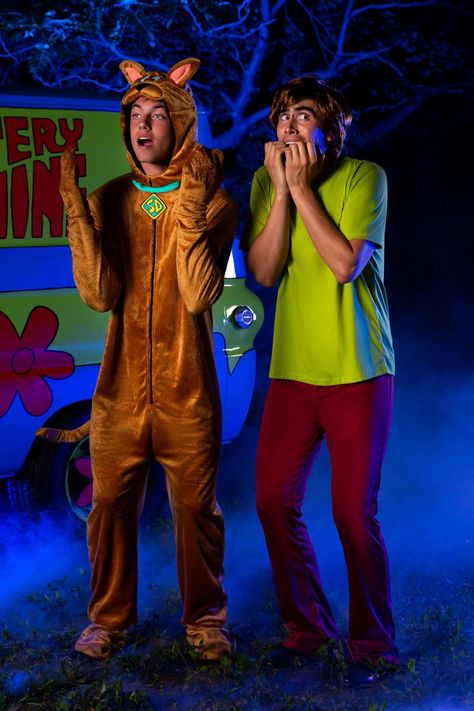 This Shaggy Adult Scooby Doo Costume comes with a green v-neck shirt and reddish brown pants. Men's Hooded Costume Sleep Pajama Union Suit Outfit. When you dress up in this Scooby Doo Shaggy outfit, you'll look just like everyone's favorite mystery-solving slacker. #men #halloween #costume #scooby_doo Scooby Halloween Costumes, Classic Scooby Doo, Scooby Doo Disfraz, Scooby Halloween, Shaggy Costume, Scooby Doo Shaggy, Gay Halloween Costumes, Gay Costume, Scooby Doo Costumes