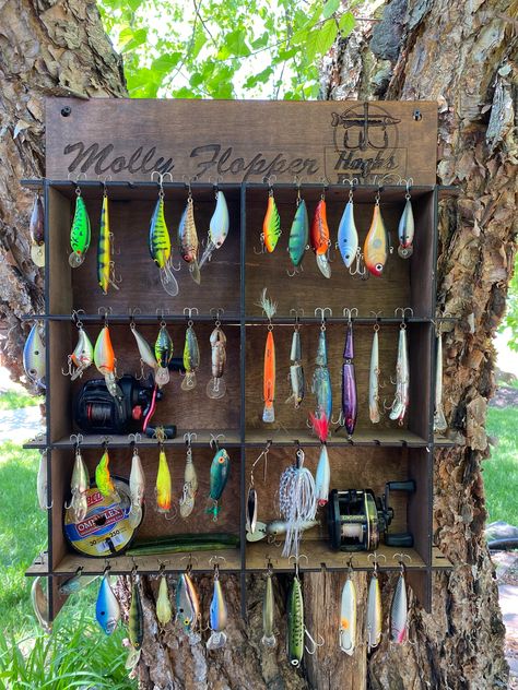 Customized Fishing Lure Hanger Rack - Etsy Fishing Tackle Room, Vintage Fishing Decor, Fishing Lures Display, Fishing Gear Organization, Distressing Painted Wood, Fishing Storage, Fishing Room, Fishing Store, Fishing Shop