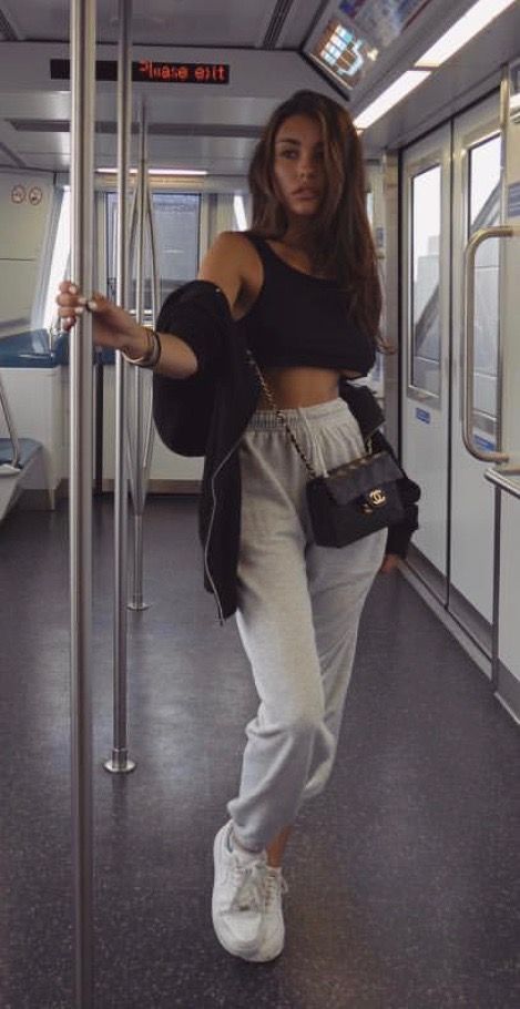 Nicole è una ragazza di 16 anni che frequenta una scuola internaziona… #fanfiction # Fanfiction # amreading # books # wattpad Funny Workout Pictures, Fitness Pictures Women, Madison Beer Outfits, Sweatpants Outfits, Beer Outfit, Skater Girl Outfits, Sweatpants Outfit, Outfit 90s, Foto Poses