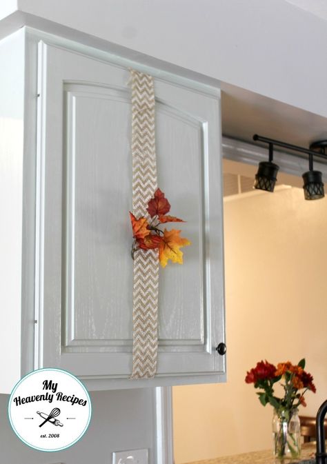 Decorate Cabinets - We often leave the kitchen lifeless when the rest of the home is decorated for the season. Not anymore! Find out how you can recreate this in your own kitchen for under $5! Cabinet Fall Decor, Updating Cabinets, Decor Above Kitchen Cabinets, Fall Decor Kitchen, Kitchen Organizing Ideas, Fall Decor Diy Crafts, Above Kitchen Cabinets, Update Cabinets, Thanksgiving Projects