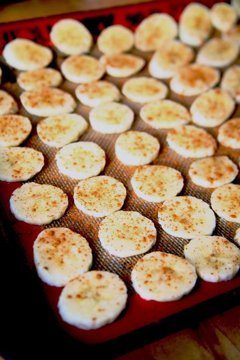 Baked Cinnamon Banana Chips Save on Dough and Added Sugars Baked Banana Chips, Cinnamon Bake, Banana Splits, Banana Chips, Ripe Bananas, Snacks Saludables, Baked Banana, Dehydrated Food, Cinnamon Banana