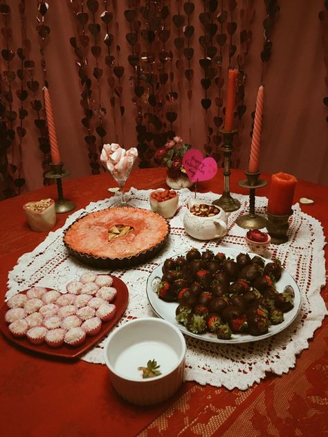 Red Galentines Party, Pink Aesthetic Valentines, Valentines Party Aesthetic, Valentine Dinner Decorations, Aesthetic Galentines, Valentines Day Idea, Idea Valentines Day, Aesthetic Valentines Day, Valentines Day Table