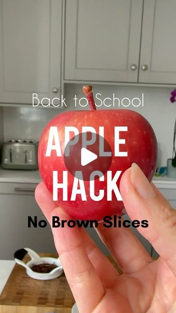 Lou Robbie on Instagram: "🍎 Save this hack and follow me for more lunchbox ideas @littleloucooks   🍏Some kids prefer their apples sliced, especially smaller kids. Here’s a handy tip to prevent the apples from browning.   1 Apple- sliced  2 cups of water- 400ml 1 tsp salt   🍏The best way to prevent apples slices browning is to soak the cut apple in a saltwater solution (half a teaspoon of salt per cup of water) for 10 minutes. Then drain, pat dry and store in a pot in the fridge until ready to add to the lunchbox.  *They keep for 24 hours. Can be prepared the night before and kept in the fridge.  SHARE with a parent   💕- Nifty OXO apple slicer gadget from @organisedstore - kindly #gifted   #backtoschool #lunchboxideas #lunchboxhacks   Will you try it?" Preserving Apples Slices, How To Keep Apples From Browning, Apples Slices, Lunch Box Hacks, Apple Slicer, The Lunchbox, Kids Cooking, Lunchbox Ideas, Cup Of Water