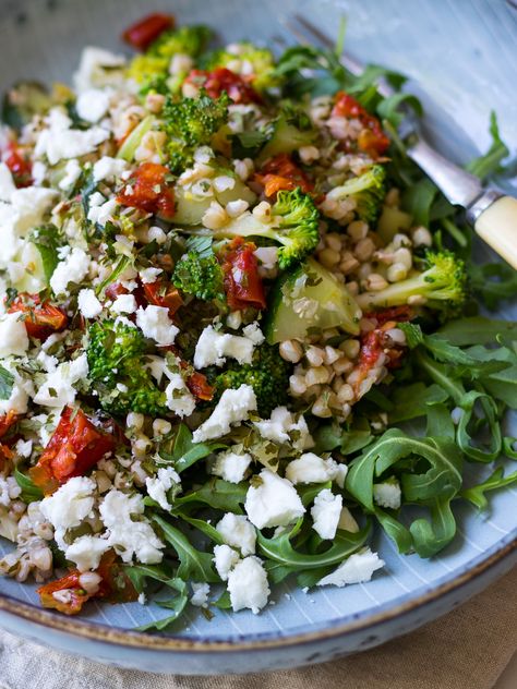 Broccoli Buckwheat Salad with Semi-Dried Tomatoes Groats Recipe Dinner, Chickpea Pesto, Buckwheat Salad, Veggie Meal, Healthy Overnight Oats, Raw Dessert Recipes, Buckwheat Recipes, Healthy Broccoli, Pesto Salad