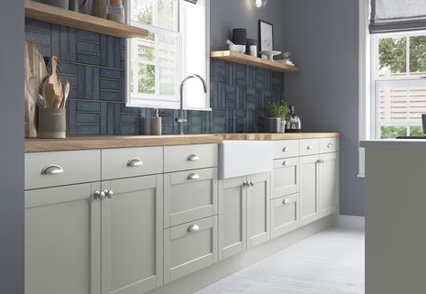 Grey Shaker Kitchen Ideas, Kitchen In Grey, Light Grey Shaker Kitchen, Light Grey Kitchen, Grey Kitchen Colors, Grey Shaker Kitchen, Slim Shaker, Shaker Style Kitchen, Light Grey Kitchens