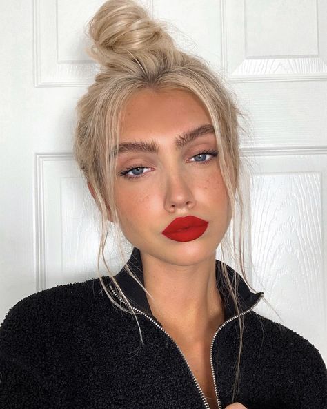 Blonde Hair Red Lips, Red Lips Makeup Look, Blonde Hair Makeup, Icy Blonde Hair, Red Lip Makeup, Special Occasion Hairstyles, Vlasové Trendy, Beautiful Eye Makeup, Yes Or No