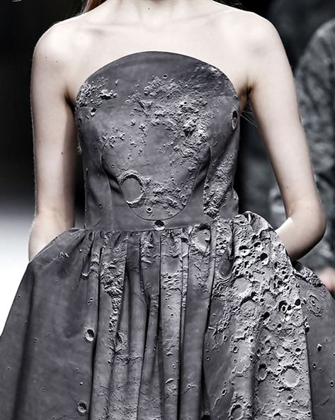 A Moon Landscape Dress Inspired By NASA?  I'd alter the neckline a bit, but this is just too cool. Landscape Dress, Science Fashion, Moda Steampunk, Moon Landscape, Moon Dress, Textil Design, Design Moda, Zuhair Murad, Textiles Fashion