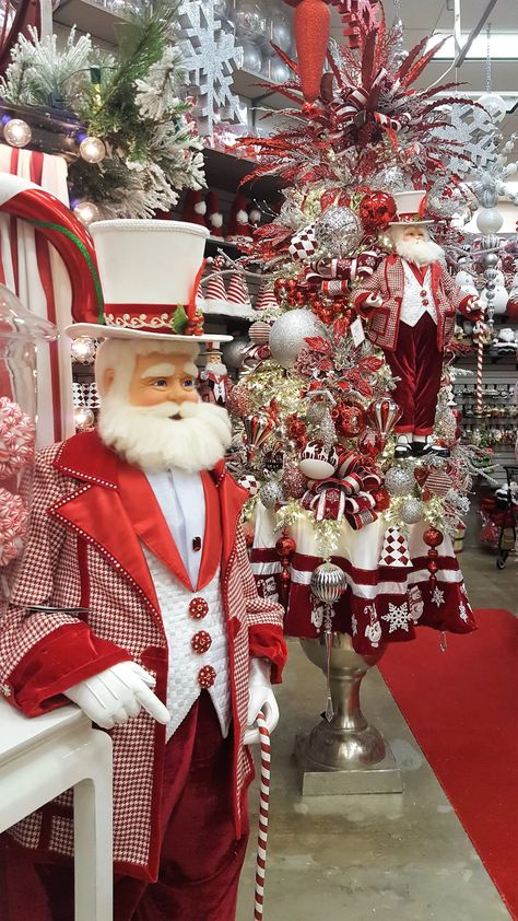 Santa Claus Display Ideas, Holiday Warehouse, Luxury Christmas Decor, Christmas Tips, Christmas Home Decor Ideas, Steampunk Christmas, Luxury Christmas Tree, Elegant Christmas Decor, Christmas Surprise