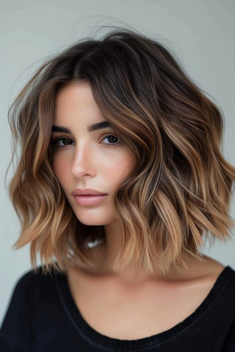 Short Hair Brown To Blonde Balayage, Hair Color Ombre Brown, Balayage Hair Brunette Bob, Trendy Hair Color Short Hair, Caramel Shoulder Length Hair, Short Brunette Ombre, Balayage Hair Summer 2024, Bob Ombre Brunette, Long Bob Ombre Brunette