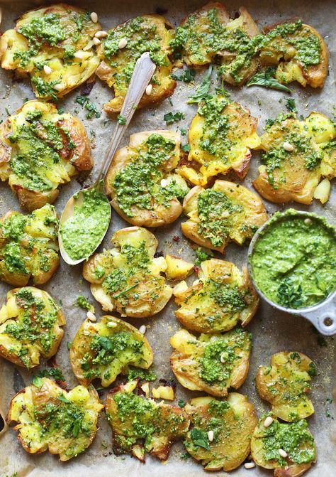 Garlic Pesto, Crispy Smashed Potatoes, Gluten Free Appetizers, Smashed Potatoes, Pesto Recipe, Baked Potatoes, Idee Pasto Sano, Roasted Potatoes, Good Eats