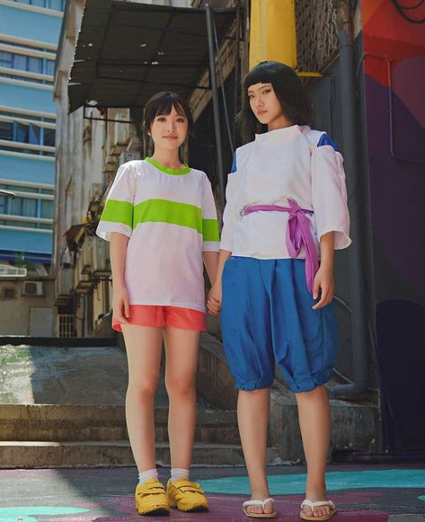 Cosplay: @hiiyori1231 Ghibli Couple Costume, Studio Ghibli Cosplay Diy, Easy Couples Cosplay, Ghibli Costume Ideas, Ghibli Cosplay Ideas, Studio Ghibli Couples Costume, Easy Couple Cosplay, Cosplay Duo Ideas Anime, Duo Anime Cosplay