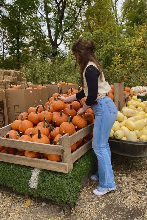 Fall 2023 Vibes, Fall Outfits Aesthetic Pumpkin Patch, Fall Pic Inspo Aesthetic, Fall Sherpa Outfits, Modern Fall Aesthetic, Fall Aesthetic Instagram Pictures, Fall Picture Inspiration, Thick Outfits Aesthetic, Fall Pics To Recreate