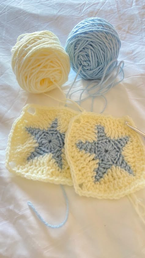 Aesthetic Crochet Squares, Star Granny Squares Crochet, Crochet Stars Granny Square, Things To Do With Crochet Granny Squares, Star Square Crochet Pattern, Star Granny Square Pattern Free, Crochet Granny Square 2 Color, How To Make A Star Granny Square, Cute Granny Squares Crochet