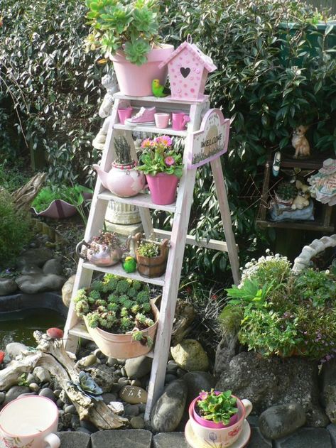 17 Brilliant Planter Stand Alternatives to Transform Your Backyard homesthetics (12) Ladders In The Garden, Ladder Garden, Shed Inspiration, Old Wooden Ladders, Garden Ladder, Old Ladder, Chic Garden, Shabby Chic Garden, Garden Beautiful