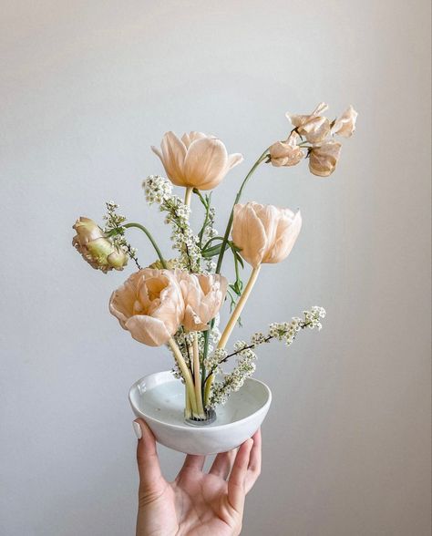 Single Floral Centerpiece, Floral Frog Arrangement Wedding, Flower Frog Wedding Centerpiece, Flower Frog Centerpiece, Bud Vase Floral Arrangements, Ceramic Wedding Centerpiece, Wildflower Ikebana, Minimalist Flower Centerpieces, Minimal Floral Centerpieces