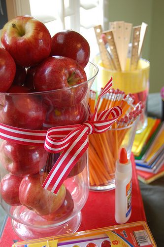 School Centerpieces, Back To School Party Ideas, School Party Games, School Party Ideas, Teacher Party, School Dinner, Back To School Breakfast, School Dinners, School Tables