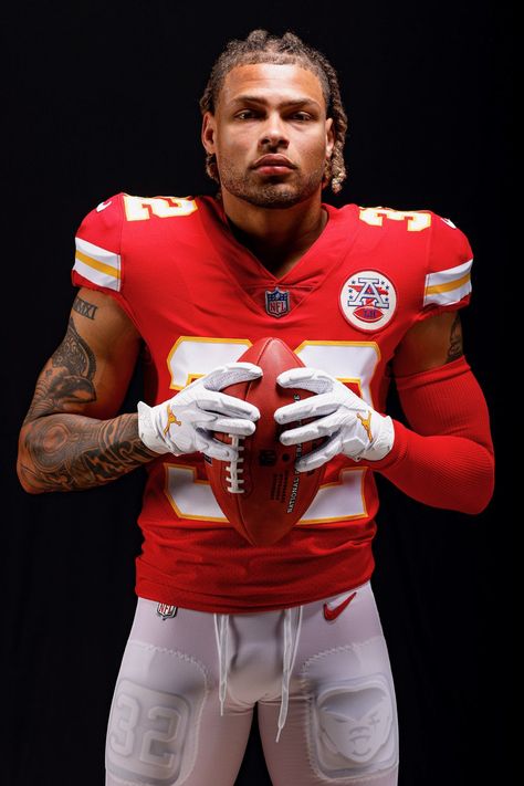 Football Media Day, Black Football Players, Cold Pics, Tyrann Mathieu, Red Kingdom, Football Poses, Chiefs Kingdom, Christian Mccaffrey, Kansas City Chiefs Football