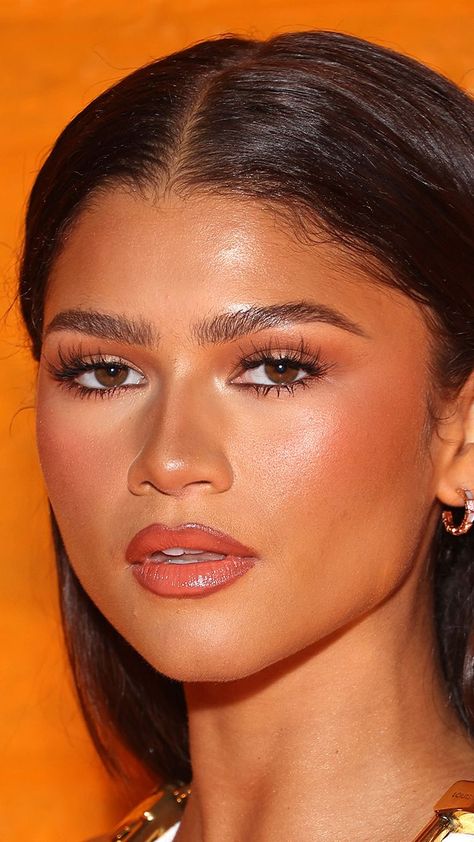 Zendaya Make Up Looks, Zendaya Makeup Looks Red Carpets, Light No Makeup Makeup Look, Zendaya Makeup Natural, Zendaya Glam, Zendaya Eye Makeup, Zendaya Makeup Looks, Cinnamon Makeup, Sza Makeup