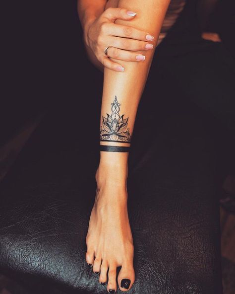 101 Best Bracelet Tattoo For Women Ideas That Will Blow Your Mind! 8 Outsons Ankle Cuff Tattoo, Tattoo For Women Ideas, Anklet Tattoos For Women, Ankle Band Tattoo, Tatuaje Cover Up, Wrist Band Tattoo, Wrist Bracelet Tattoo, Wrist Tattoo Cover Up, Cuff Tattoo