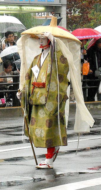 Noble Woman Travelling Kimono : Geiko playing Fujiwara Tamie author of Izzayo Nikki 1200's ~AmyLH~ Jidai Matsuri, Japan October, Noble Woman, Japanese Costume, 일본 패션, Japanese Clothing, Photographie Inspo, Japan Culture, We Are The World