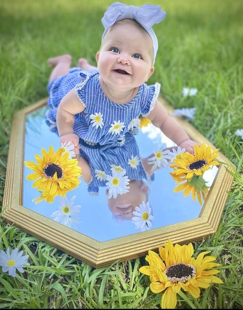 Grab yourself a cute mirror that your little one can lay on and get some cute flowers and lay them around your little one to add some personality, depth,a and color to your photo! Dangling something that gets your little ones attention to look at you and smile helps them give you the best smiling pictures 😊 June Baby Monthly Picture, Mirror Baby Photoshoot, Smiling Pictures, Mirror Photoshoot, Nanny Activities, 7 Month Baby, Cute Mirror, Baby Mirror, Monthly Pictures