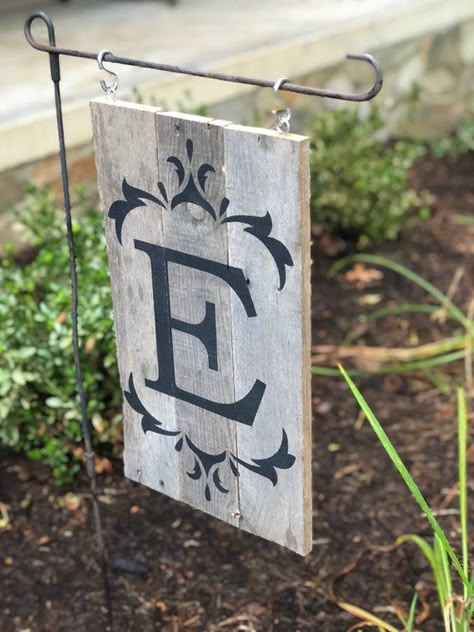 Diy Garden Flags How To Make, Outdoor Sign Ideas, Yard Sign Ideas, Diy Garden Flag, Garden Pallet Decorations, Diy Pallet Decoration, Small Pallet, Mini Flag, Diy Garden Patio