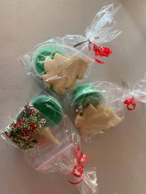 Goodie Bag Christmas Ideas, Sugar Cookie Kits For Kids, Christmas Cookie Goodie Bags, Christmas Take Home Treats For School, Cookie Decorating Party Favors, Christmas Kids Goodie Bags, Christmas Cookie Kits Diy, Diy Christmas Cookie Kit, Christmas Baked Goods Gifts Easy Diy