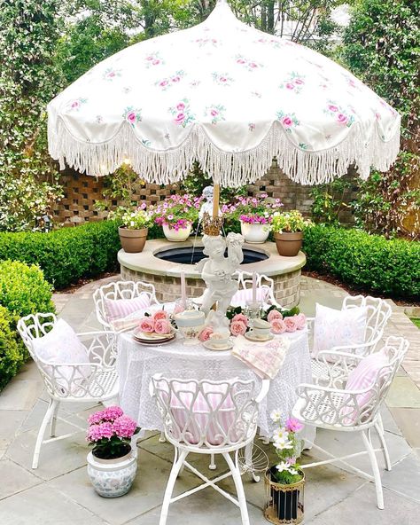 Pink Garden Furniture, Pink Backyard, Shabby Chic Veranda, Pretty Backyard, Vintage Backyard, Shabby Chic Patio, Muebles Shabby Chic, Candy Creations, Shabby Chic Porch