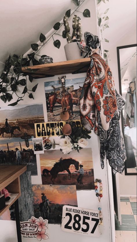 Rustic Country Room Ideas Bedrooms, Aesthetic Western Room Ideas, Barrel Racer Bedroom Ideas, Western Girl Room Ideas, Western Country Bedroom Ideas, Vintage Americana Bedroom Aesthetic, Western Horse Room Ideas, Morgan Wallen Room Ideas, Country Decor For Bedroom