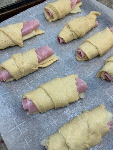 Ham and Swiss Crescent Rolls Ham And Swiss Croissant, Croissant Appetizers, Cresant Rolls, Crescent Roll Bake, Croissant Roll, Rolled Sandwiches, Swiss Recipes, Ham And Swiss, Homemade Ham