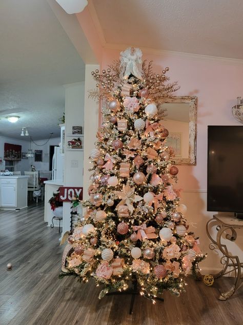 Didn't think I'd like Rose Gold with a green tree, but I'm happy how it came out.. Neutral Christmas Tree Decor, Christmas Tree Roses, Neutral Christmas Tree, Christmas Tree Pink, Christmas Tree Inspo, New Year Tree, Iconic Christmas, Rose Gold Decor, Tree Themes